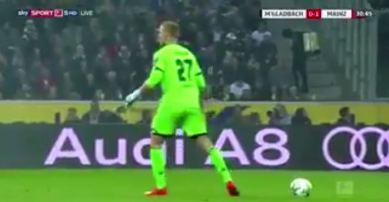 Momento en el que el portero del Mainz se despista y aparta el balón. Momento en el que el portero del Mainz se despista y aparta el balón.