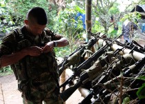 Colombia negocia la paz inmersa en violencia y esperanza