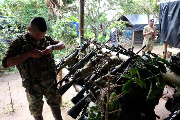 Soldados del Frente 6 de las FARC preparan sus armas para entregárselas al Gobierno colombiano. Soldados del Frente 6 de las FARC preparan sus armas para entregárselas al Gobierno colombiano.