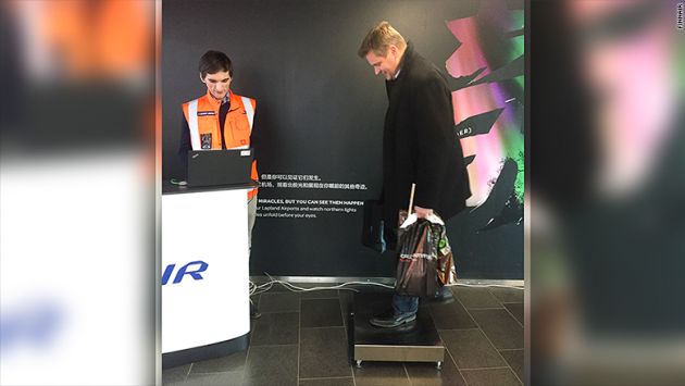 Un pasajero se pesa en el aeropuerto de Helsinki. Un pasajero se pesa en el aeropuerto de Helsinki.
