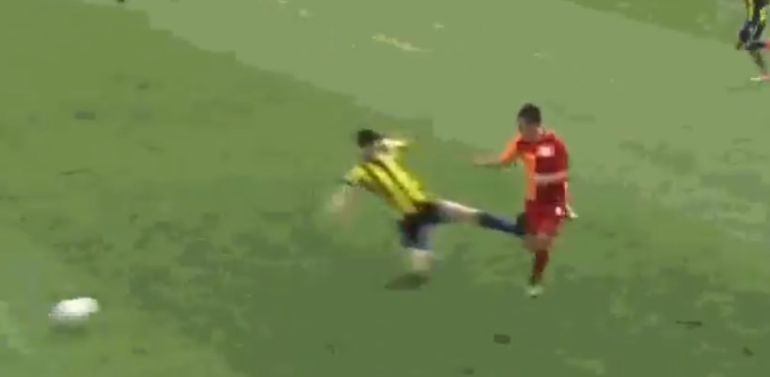 Falta increíble del Fenerbahce sobre un juvenil del Galatasaray Falta increíble del Fenerbahce sobre un juvenil del Galatasaray