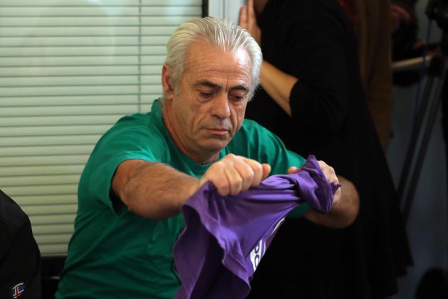 Armando Manzanaro, un militante de Podem, rompe su camiseta morada de la formación durante la rueda de prensa en la que el secretario general de Podem Catalunya, Albano-Dante Fachin, ha anunciado que dimite de su cargo y que deja de militar en la organización política debido a sus desacuerdos con la dirección estatal. Armando Manzanaro, un militante de Podem, rompe su camiseta morada de la formación durante la rueda de prensa en la que el secretario general de Podem Catalunya, Albano-Dante Fachin, ha anunciado que dimite de su cargo y que deja de militar en la organización política debido a sus desacuerdos con la dirección estatal.