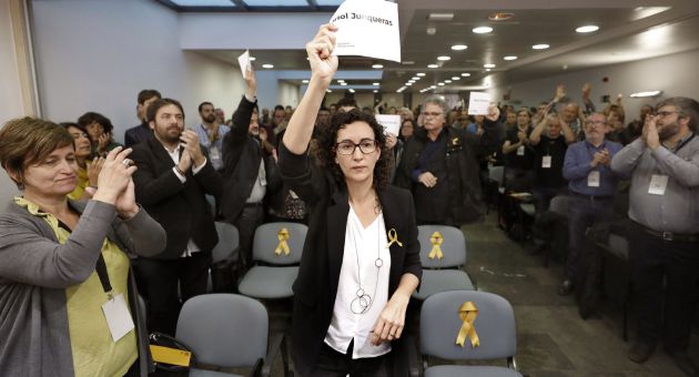 La secretaria general de ERC, Marta Rovira, muestra un cartel con el nombre de Oriol Junqueras La secretaria general de ERC, Marta Rovira, muestra un cartel con el nombre de Oriol Junqueras