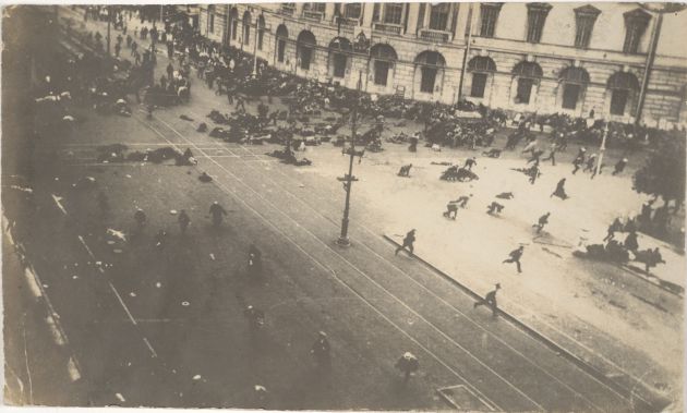 La policía carga contra los manifestantes en las calles de Moscú en julio de 1917 La policía carga contra los manifestantes en las calles de Moscú en julio de 1917