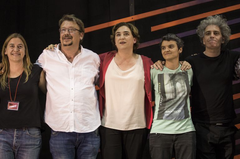 La alcaldesa de Barcelona, Ada Colau, junto al líder de En Comú Podem y portavoz de Catalunya en Comú, Xavier Domènech, en una foto de archivo de las elecciones de junio de 2016 La alcaldesa de Barcelona, Ada Colau, junto al líder de En Comú Podem y portavoz de Catalunya en Comú, Xavier Domènech, en una foto de archivo de las elecciones de junio de 2016