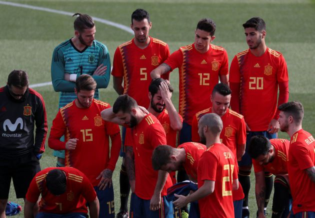 Los jugadores de España se preparan para la foto oficial. Los jugadores de España se preparan para la foto oficial.