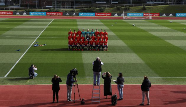 Así han posado los jugadores de España para la foto oficial con la nueva camiseta. Así han posado los jugadores de España para la foto oficial con la nueva camiseta.