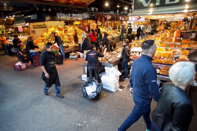Vista del Mercado de la Boquería, con algunas paradas cerradas, pero funcionando con normalidad. Vista del Mercado de la Boquería, con algunas paradas cerradas, pero funcionando con normalidad.