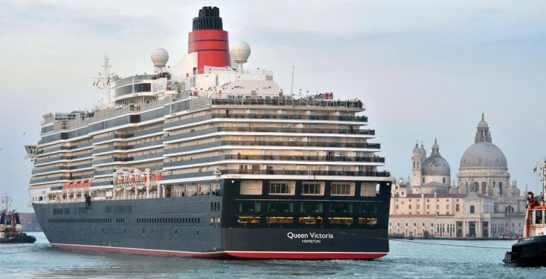 Fotografía del 21 de septiembre de 2013 del crucero 'Queen Victoria' mientras pasa junto a la plaza de San Marcos en Venecia, Italia. Fotografía del 21 de septiembre de 2013 del crucero 'Queen Victoria' mientras pasa junto a la plaza de San Marcos en Venecia, Italia.