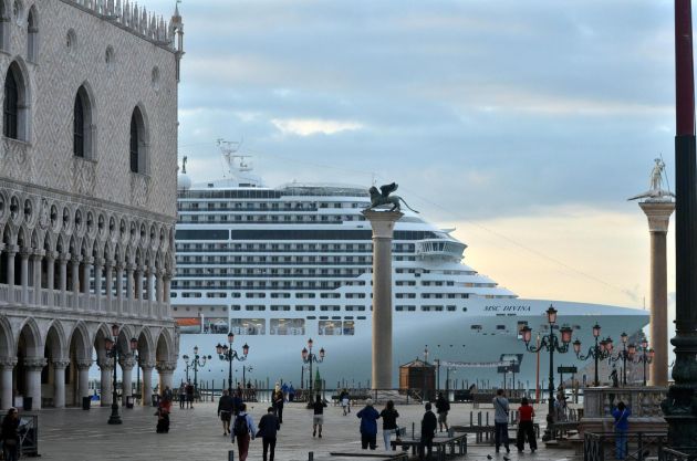 El crucero 'MSC Divina' mientras pasa junto a la plaza de San Marcos en Venecia. El crucero 'MSC Divina' mientras pasa junto a la plaza de San Marcos en Venecia.