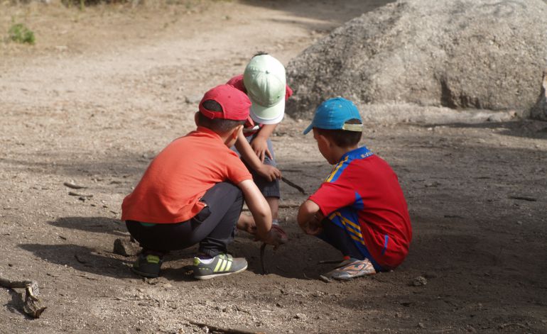 Un grupo de niños de la escuela al aire libre 'El Saltamontes' Un grupo de niños de la escuela al aire libre 'El Saltamontes'