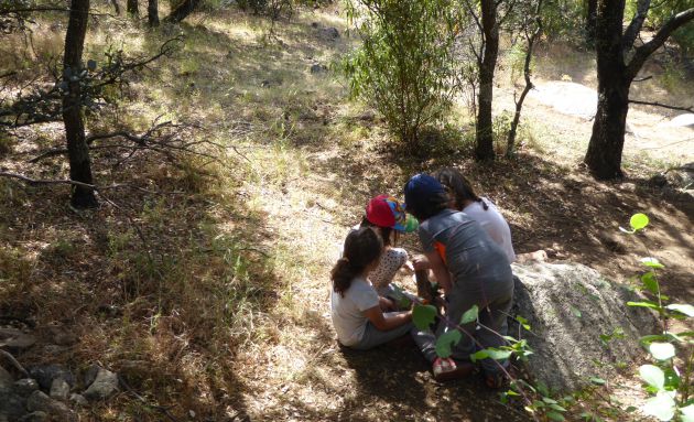 Alumnos de una escuela al aire libre. Alumnos de una escuela al aire libre.