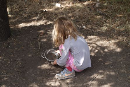 Una niña juega con el barro. Una niña juega con el barro.