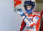 GRA105. VALENCIA, 11/11/2017.- El piloto italiano Andrea Dovizioso sale de los boxes durante los entrenamientos oficiales en Cheste (Valencia) donde mañana se correrá la última prueba del Mundial de MotoGP. EFE/Kai Försterling
