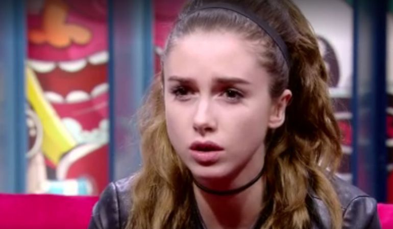 La concursante habla en el confesionario. La concursante habla en el confesionario.