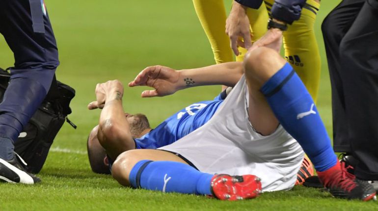 Los médicos atienden a Bonucci en Solna tras un golpe Los médicos atienden a Bonucci en Solna tras un golpe