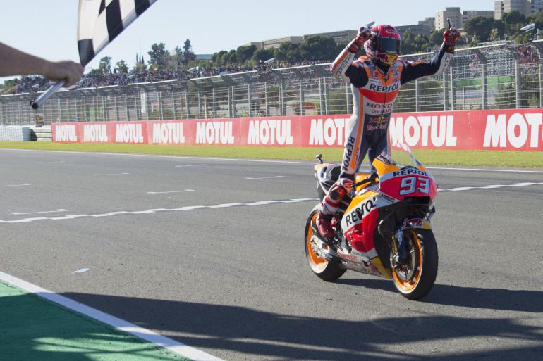 Márquez celebra su campeonato, al cruzar la meta en el Circuito Ricardo Tormo Márquez celebra su campeonato, al cruzar la meta en el Circuito Ricardo Tormo