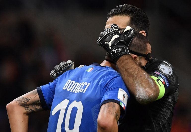 Bonucci y Buffon durante el partido de Italia en Milán Bonucci y Buffon durante el partido de Italia en Milán