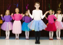 La iglesia británica pide dejar a los niños usar tutú y a las niñas, capa de superhéroe