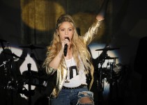 Shakira pospone hasta 2018 todos los conciertos de su gira europea
