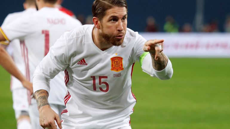 Sergio Ramos señala tras marcar uno de sus dos goles con España en San Petersburgo Sergio Ramos señala tras marcar uno de sus dos goles con España en San Petersburgo