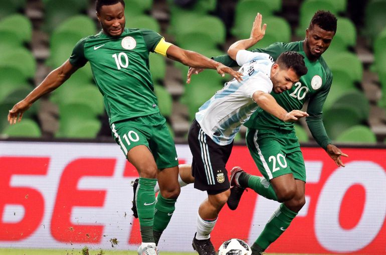 Agüero pierde una pelota frente a dos jugadores nigerianos Agüero pierde una pelota frente a dos jugadores nigerianos