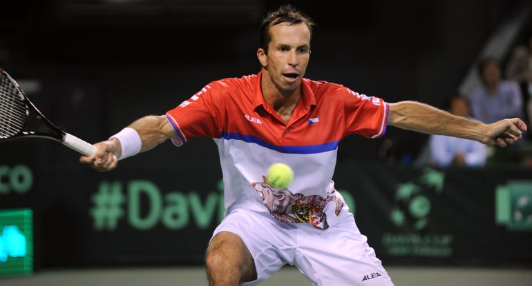 Radek Stepanek golpea una volea a su manera Radek Stepanek golpea una volea a su manera