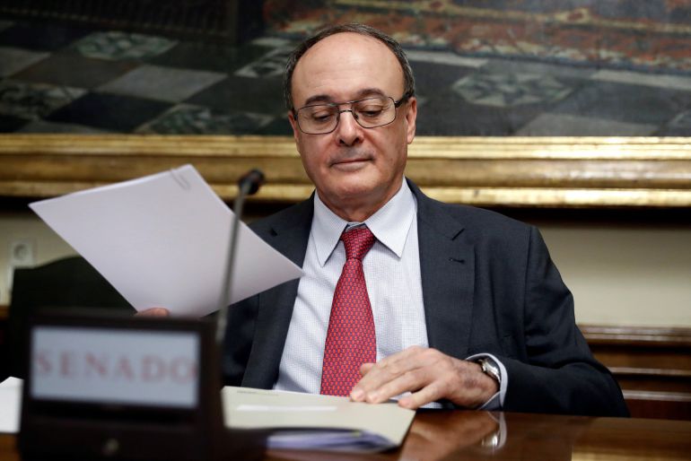 El gobernador del Banco de España, Luis María Linde, al inicio de su comparecencia ante la Comisión de Investigación de la Financiación de los Partidos Políticos del Senado El gobernador del Banco de España, Luis María Linde, al inicio de su comparecencia ante la Comisión de Investigación de la Financiación de los Partidos Políticos del Senado