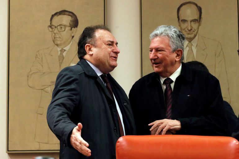 El comisario José Luis Olivera, quien fuera máximo responsable de la Unidad de Delitos Económicos y Fiscales (UDEF) durante la investigación de la trama "Gürtel", antes de comparecer hoy en el Congreso en la comisión de investigación sobre la financiación del PP. En la imagen, Oliver, conversa con el presidente de la comisión, Pedro Quevedo Iturbe, antes de su comparecencia. El comisario José Luis Olivera, quien fuera máximo responsable de la Unidad de Delitos Económicos y Fiscales (UDEF) durante la investigación de la trama "Gürtel", antes de comparecer hoy en el Congreso en la comisión de investigación sobre la financiación del PP. En la imagen, Oliver, conversa con el presidente de la comisión, Pedro Quevedo Iturbe, antes de su comparecencia.