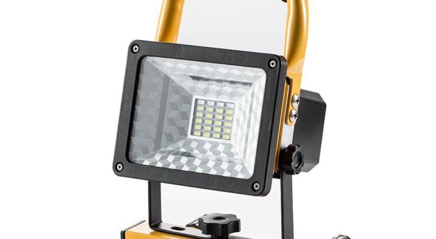 El foco perfecto para iluminar tu jardín. El foco perfecto para iluminar tu jardín.