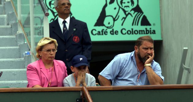 El padre de Dokic, durante un partido de su hija en Roland Garros en 2001 El padre de Dokic, durante un partido de su hija en Roland Garros en 2001