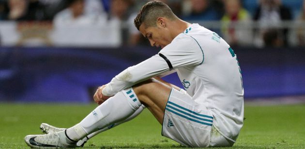 Cristiano Ronaldo , sentado en el césped del Bernabéu Cristiano Ronaldo , sentado en el césped del Bernabéu