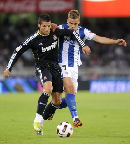 Cristiano y Griezmann pelean por un balón en un partido entre la Real Sociedad y el Real Madrid de la Liga 2010-11. Cristiano y Griezmann pelean por un balón en un partido entre la Real Sociedad y el Real Madrid de la Liga 2010-11.