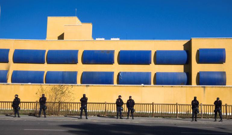 La policía en la puerta del CIE de Aluche de Madrid La policía en la puerta del CIE de Aluche de Madrid