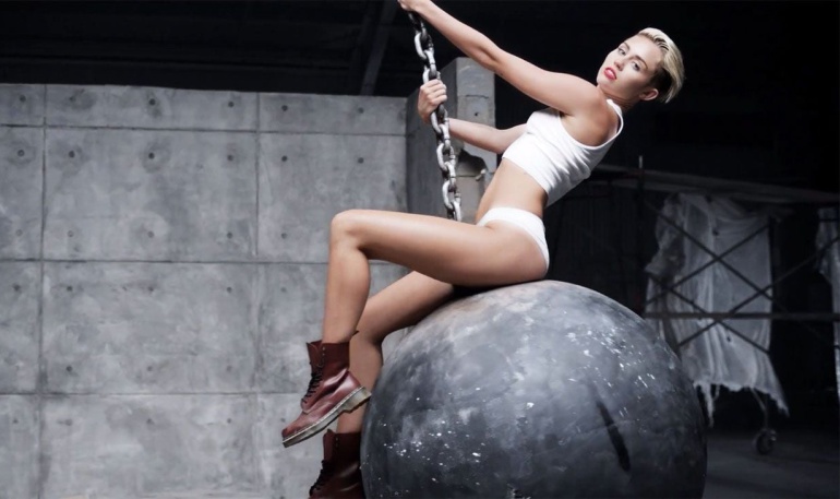 Miley Cyrus durante una escena del vídeo de Wrecking ball Miley Cyrus durante una escena del vídeo de Wrecking ball