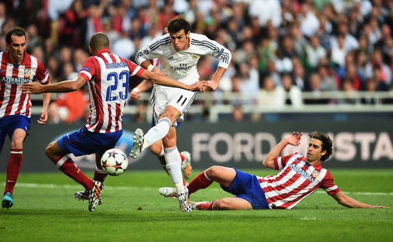 Gareth Bale trata de rematar a puerta durante la final de Lisboa Gareth Bale trata de rematar a puerta durante la final de Lisboa