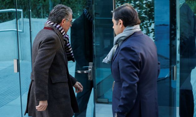 Francisco Granados (i), acusado de revelación de secretos, acompañado por su abogado Javier Vasallo Francisco Granados (i), acusado de revelación de secretos, acompañado por su abogado Javier Vasallo