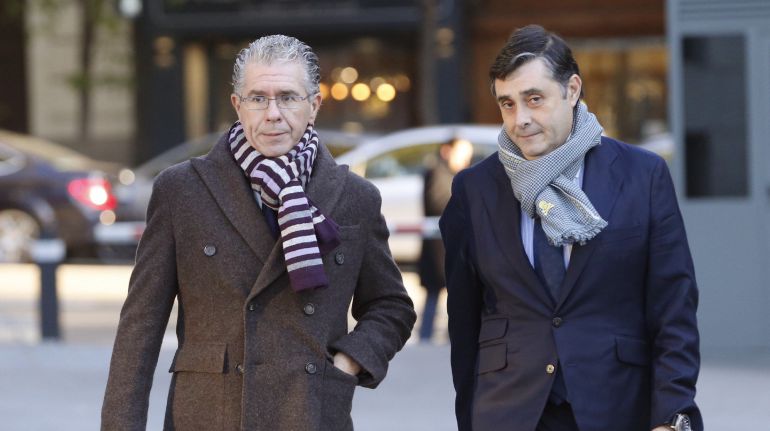 El ex secretario general del PP de Madrid Francisco Granados (i), acusado de revelación de secretos, acompañado por su abogado Javier Vasallo El ex secretario general del PP de Madrid Francisco Granados (i), acusado de revelación de secretos, acompañado por su abogado Javier Vasallo