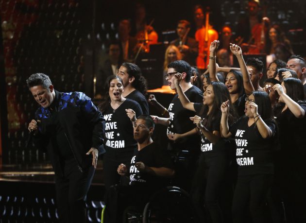 Alejandro Sanz cantando con los 'dreamers' Alejandro Sanz cantando con los 'dreamers'