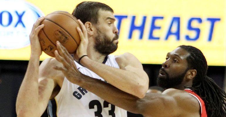 Nene Hilario trata de defender al pívot español Marc Gasol Nene Hilario trata de defender al pívot español Marc Gasol