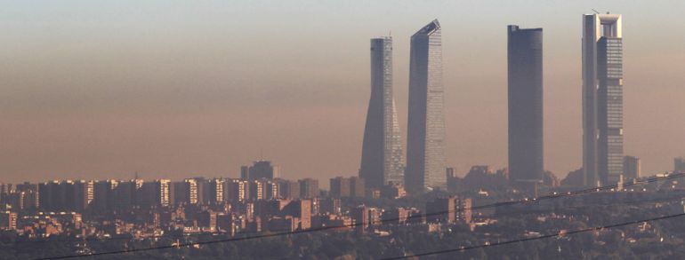 Una capa de contaminación atmosférica cubre la ciudad de Madrid como consecuencia de las emisiones de los coches y las calefacciones.
Una capa de contaminación atmosférica cubre la ciudad de Madrid como consecuencia de las emisiones de los coches y las calefacciones.