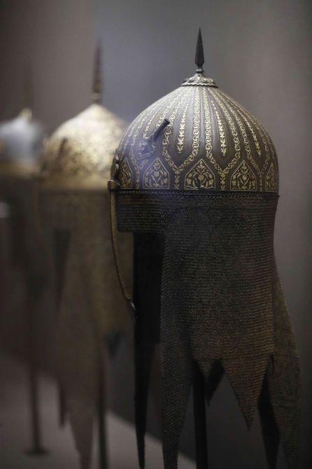 Cascos de inspiración persa, elaborados artesanalmente por Fortuny