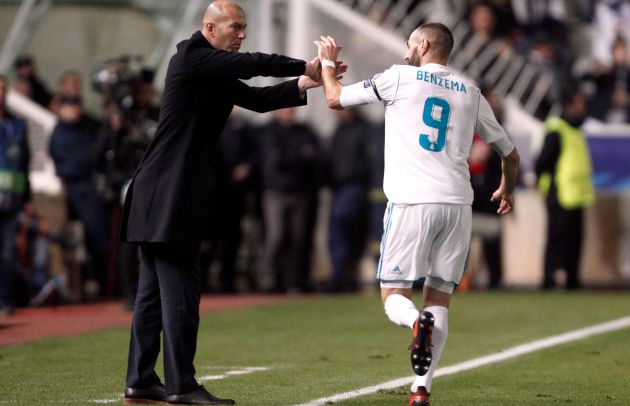 Benzema saluda a Zidane después de marcar su primer gol Benzema saluda a Zidane después de marcar su primer gol