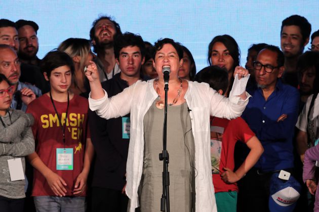 La candidata presidencial de la coalición izquierdista Frente Amplio, Beatriz Sánchez (c), celebra su tercer lugar en las elecciones, con una votación muy por encima de lo que atribuían los sondeos. La candidata presidencial de la coalición izquierdista Frente Amplio, Beatriz Sánchez (c), celebra su tercer lugar en las elecciones, con una votación muy por encima de lo que atribuían los sondeos.