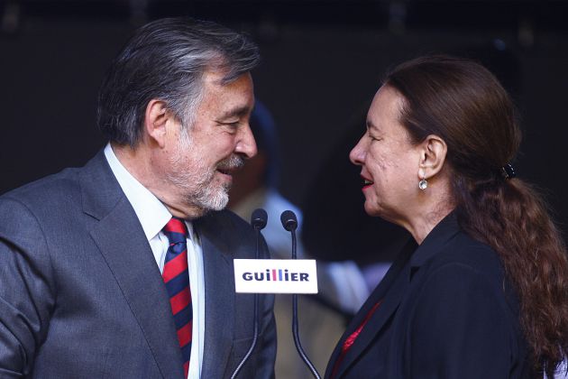 El candidato presidencial Alejandro Guillier (i) habla con su esposa María Cristina Farga (d) tras haber obtenido los votos necesarios para pasar a la segunda vuelta electoral en Santiago de Chile (Chile). El candidato presidencial Alejandro Guillier (i) habla con su esposa María Cristina Farga (d) tras haber obtenido los votos necesarios para pasar a la segunda vuelta electoral en Santiago de Chile (Chile).