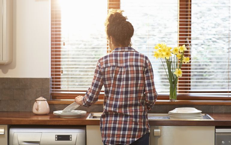 El 44% de europeos cree que el papel de la mujer es cuidar el hogar y el 43% afirma que el del hombre es ganar dinero El 44% de europeos cree que el papel de la mujer es cuidar el hogar y el 43% afirma que el del hombre es ganar dinero