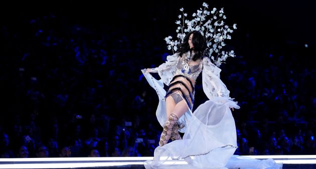 Ming Xi a punto de caer. Ming Xi a punto de caer.