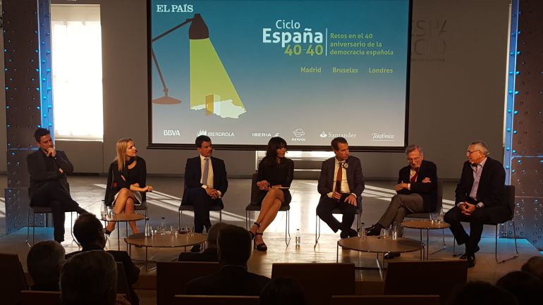 Conferencia organizada por el diario El País para conmemorar los 40 años de democracia en España y los logros conseguidos en ese periodo. Panelistas, Manuel Valls, ex primer ministro francés, la directora de la oficina Nacional de trasplantes Beatriz Domínguez, el columnista de El País, Moisés Naím , junto al arquitecto Rafael Moneo y el que fuera embajador de EEUU en España Alan Solomont. Completaba el panel Rodrigo Cortes, uno de los directores de cine españoles mas internacionales Conferencia organizada por el diario El País para conmemorar los 40 años de democracia en España y los logros conseguidos en ese periodo. Panelistas, Manuel Valls, ex primer ministro francés, la directora de la oficina Nacional de trasplantes Beatriz Domínguez, el columnista de El País, Moisés Naím , junto al arquitecto Rafael Moneo y el que fuera embajador de EEUU en España Alan Solomont. Completaba el panel Rodrigo Cortes, uno de los directores de cine españoles mas internacionales