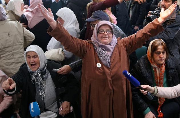 Alegría entre las víctimas de Srebrenica por la cadena perpetua a Mladic. Alegría entre las víctimas de Srebrenica por la cadena perpetua a Mladic.