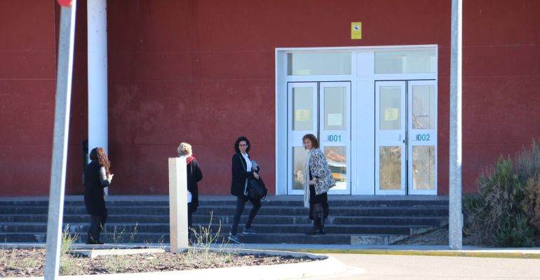 Marta Rovira y Ester Capella, a las puertas de la cárcel de Estremera donde están presos Junqueras y los exconsellers encarcelados por la Audiencia Nacional. Marta Rovira y Ester Capella, a las puertas de la cárcel de Estremera donde están presos Junqueras y los exconsellers encarcelados por la Audiencia Nacional.